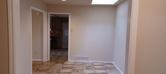 Building Photo - Immediate Move In Lancaster 3-2-2 for Lease