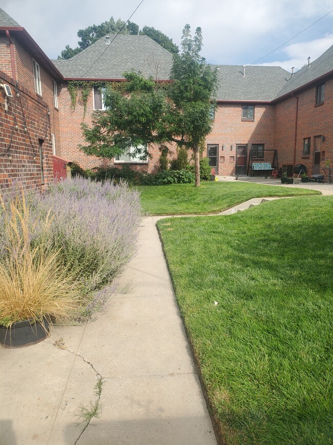 courtyard - 3333 N Harrison St