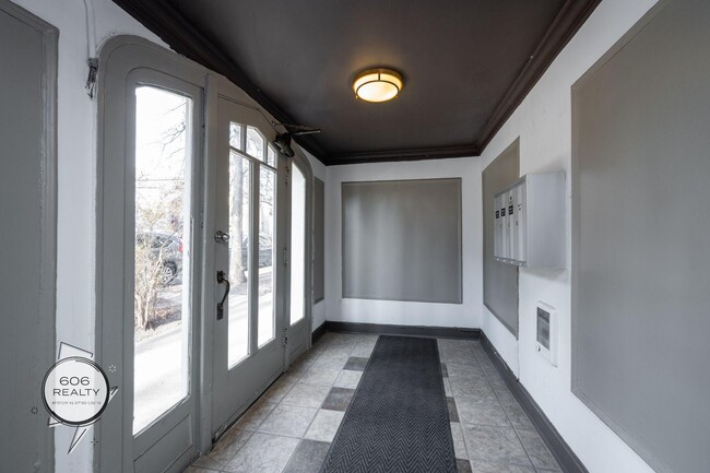 Building Photo - Hot Logan Square Apartments!