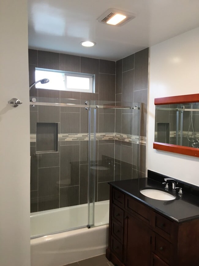 Foto del edificio - Spacious Four Bedroom Home In Ladera Heights