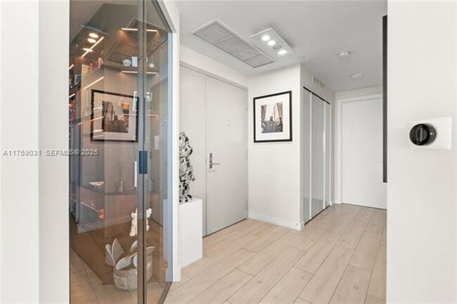 Foto del edificio - 488 NE 18th St