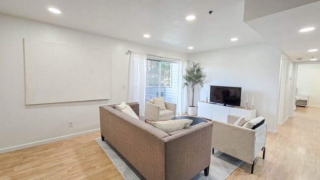 Building Photo - Furnished Apartment!