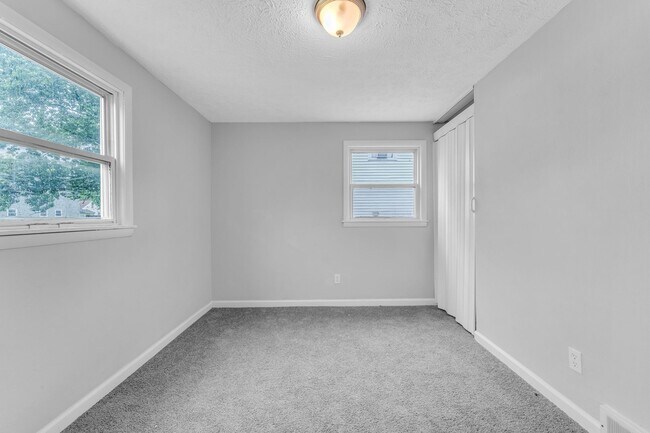 Building Photo - 3 Bed - 1.5 Bath - Single Family Home - Re...