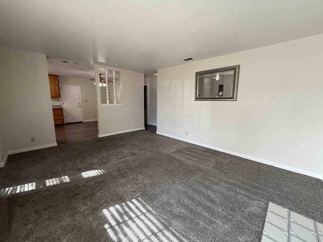 Building Photo - 3 Bed 2 Bath Just a Short Distance to Sac ...