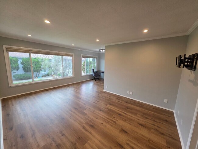 Foto del edificio - UPPER 1BD/1BA CONDO WITH GARAGE AND COMMON...