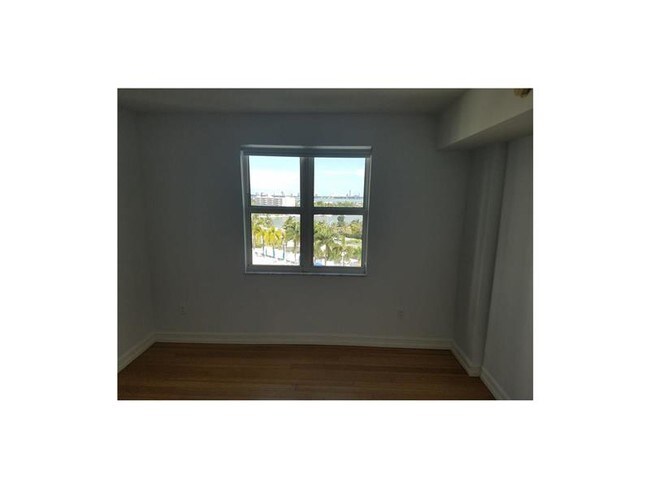 Foto del edificio - 7900 Harbor Island Dr