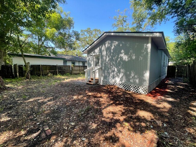 Building Photo - 4/2 Single Family Home : Available Now!