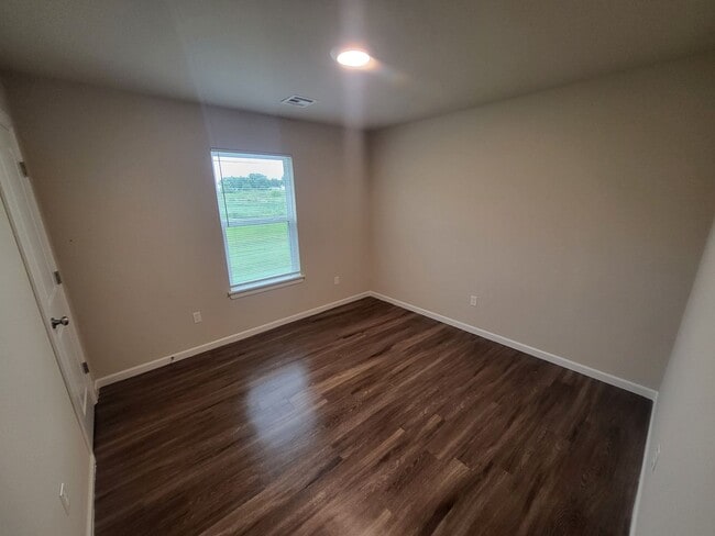 Building Photo - 3 bed 2 bath 2 car garage with fenced yard...