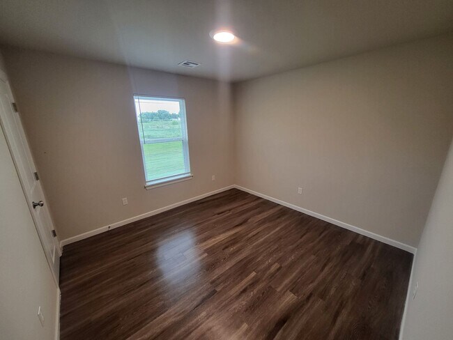 Foto del edificio - 3 bed 2 bath 2 car garage with fenced yard...