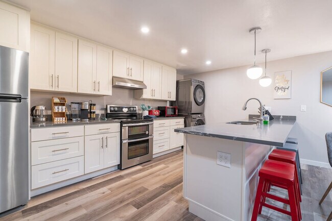 Foto del edificio - 3202 15th Ave W