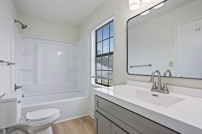 Building Photo - 3709 Kingsgate Dr