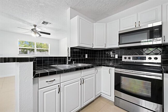 Foto del edificio - 6128 SW 2nd St