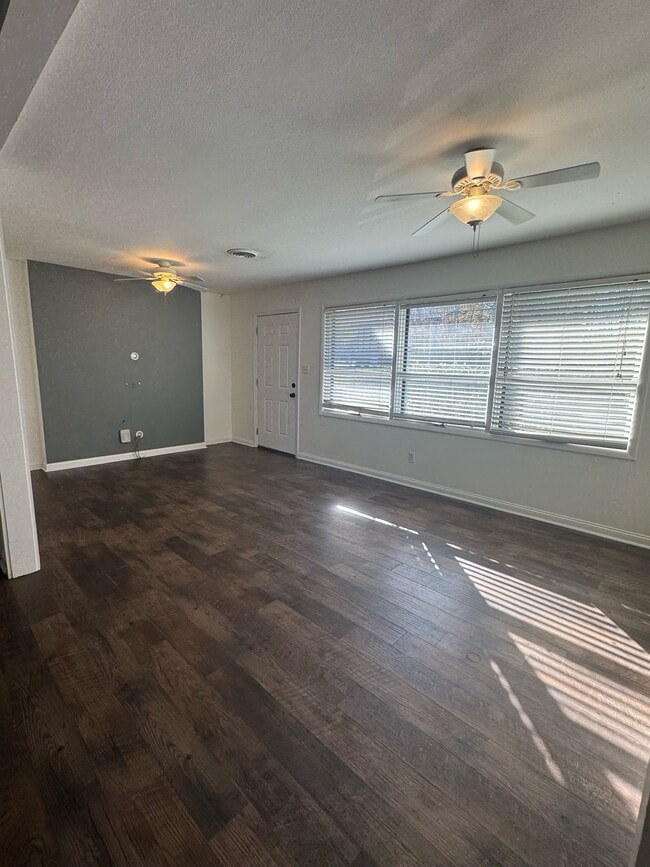 Building Photo - 1504 Lambard Dr