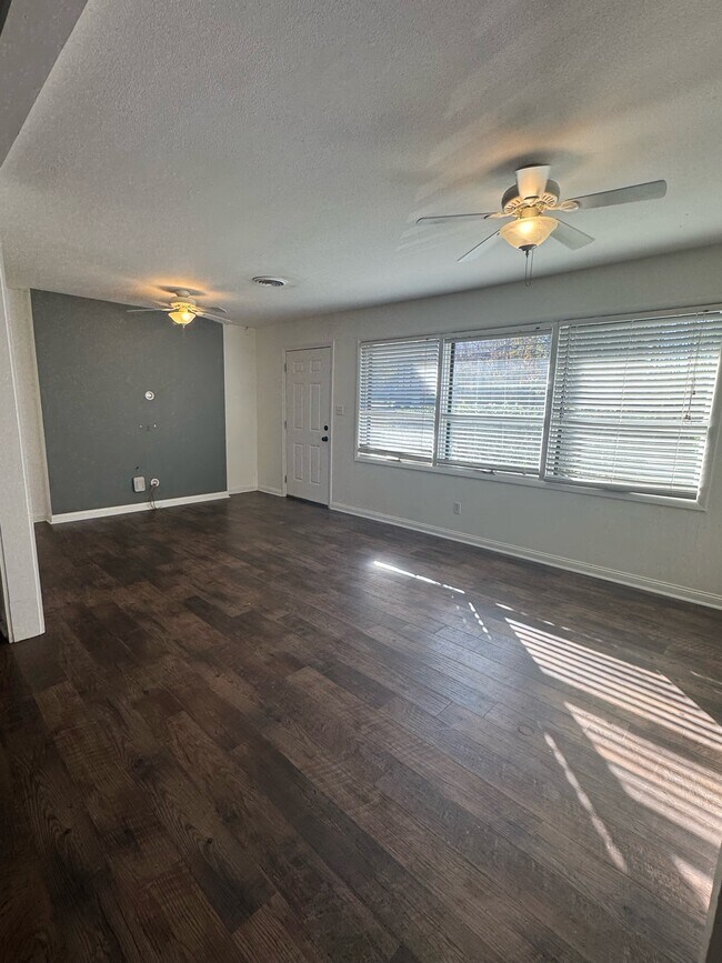 Foto del edificio - 1504 Lambard Dr