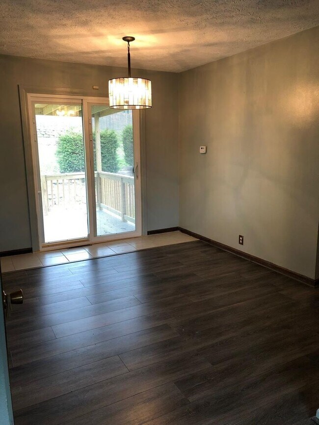 Building Photo - Spacious 3 bed 2 bath house with Mother-in...