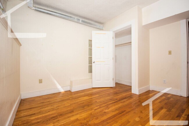 Building Photo - 4 bed and 2 bath unit