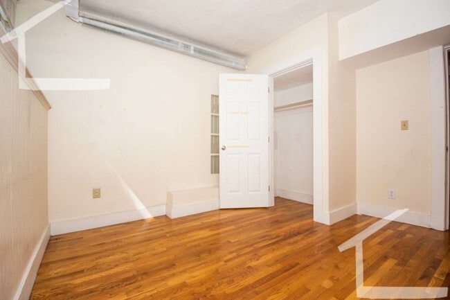 Building Photo - Avl NOW! Renovated 4BR/2BA near BU, Coolidge Corner!