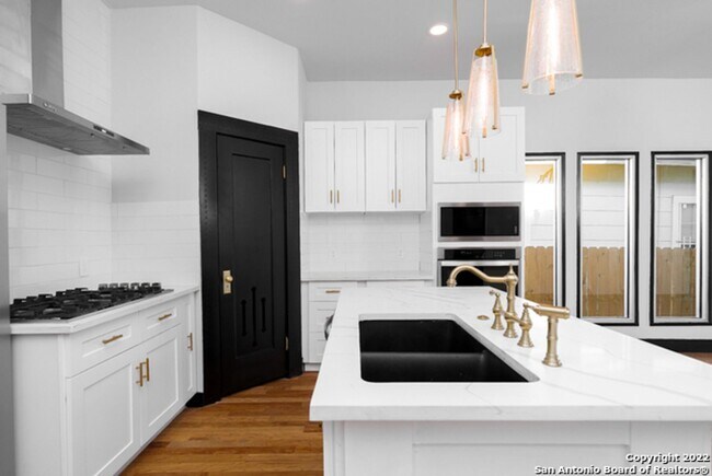 Building Photo - Charming home near Downtown!
