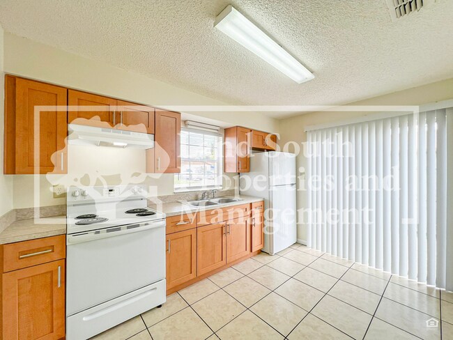 Foto del edificio - 5825 Charlton Dr