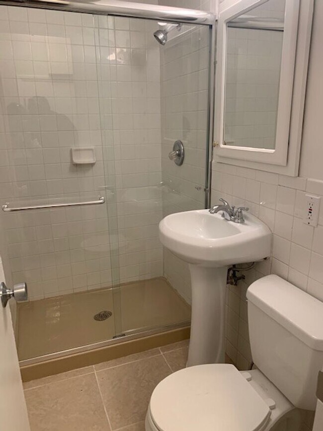 Foto del edificio - 3 bed 2 bath Ranch w/ finished basement in...