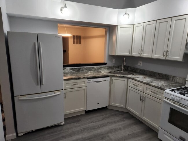Kitchen - 279 Cottonwood Rd