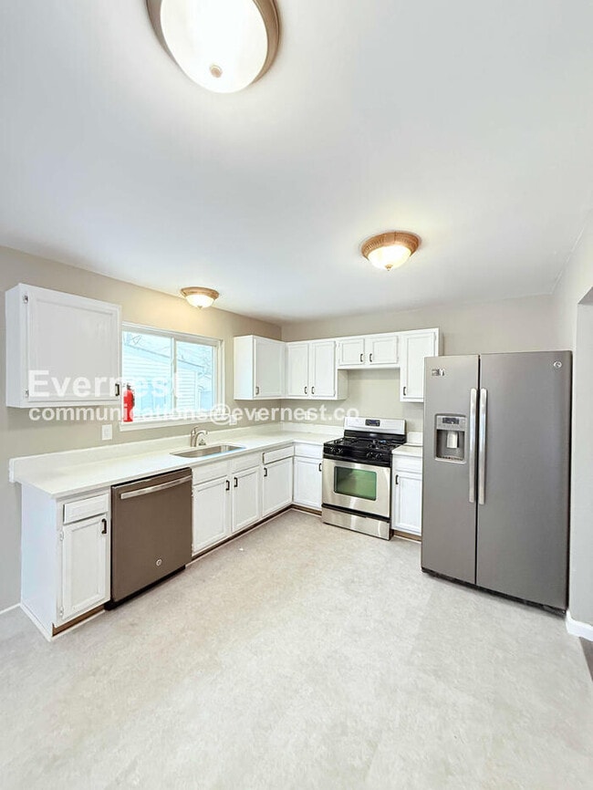 Foto del edificio - 23569 Stewart Ave