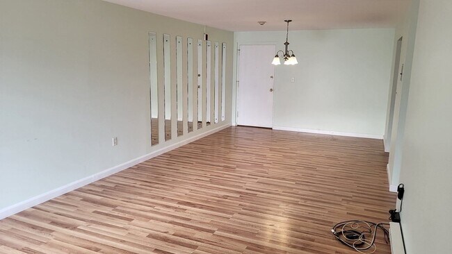 Foto del edificio - 1321 Worcester Rd