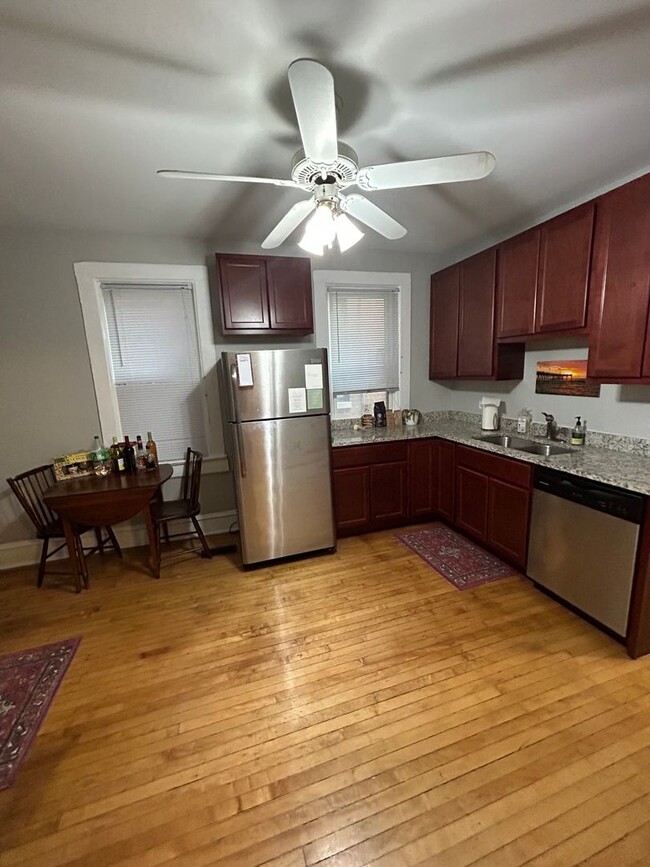 Foto del edificio - 2311 N Greenview Ave