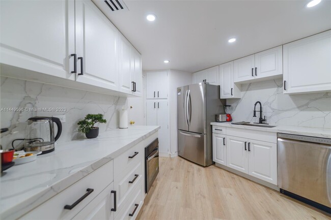 Building Photo - 825 Brickell Bay Dr