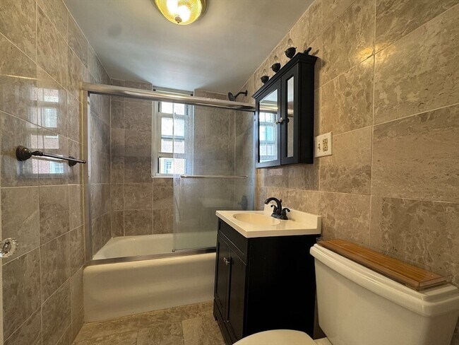 Building Photo - 1450-1454 Beacon Street Unit 402