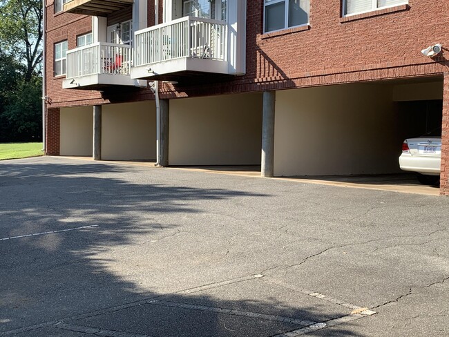 Building Photo - 1700 Lombardy Cir