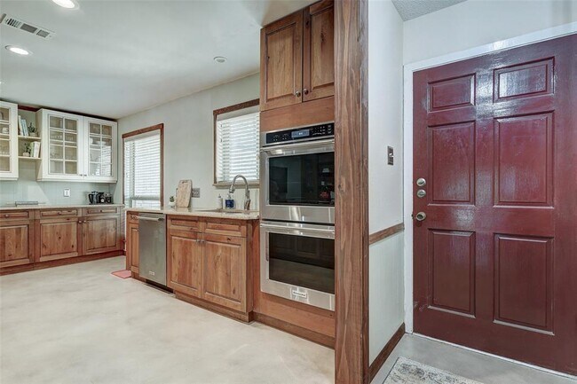 Building Photo - 1105 N Riviera Cir