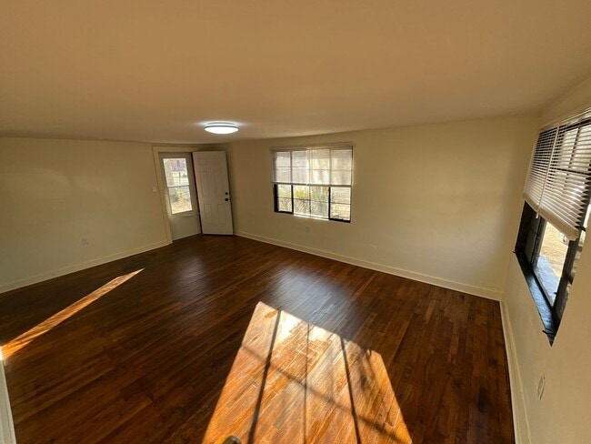 Building Photo - Bright & Beautiful Downstairs Apartment in Marianna