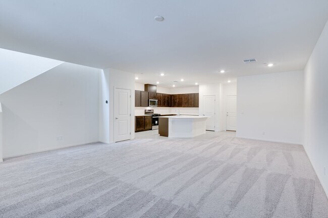 Foto del edificio - 3 BED 2.5 BATHS TOWNHOUSE IN PRIME LOCATION