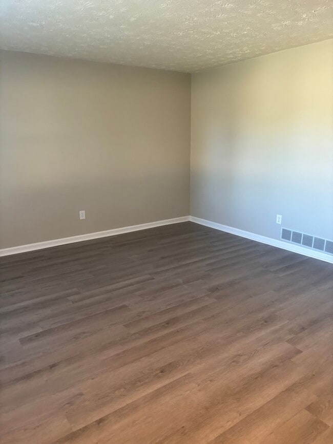 Building Photo - 4br/1.5bth $1850 move-in special $1700 mon...