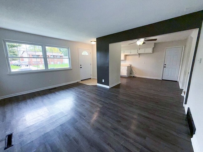 Building Photo - Modern 4-Bedroom Gem in East Columbus with...