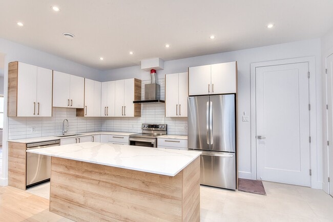 Building Photo - 3478 Av. du Parc