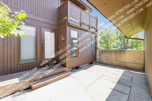 Building Photo - AMAZING LOCATION!! 3 Bedroom and 2.5 Bathr...