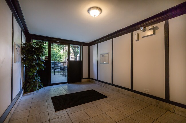 Foto del edificio - 4654-56 N. Monticello Ave.