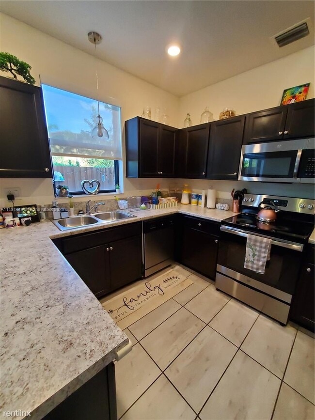 Building Photo - 3 br, 2.5 bath House - 18421 NW 89th Ct