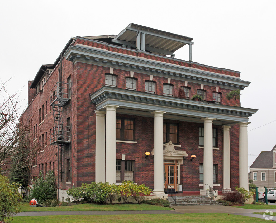 Building Photo - Hillcrest Apartments