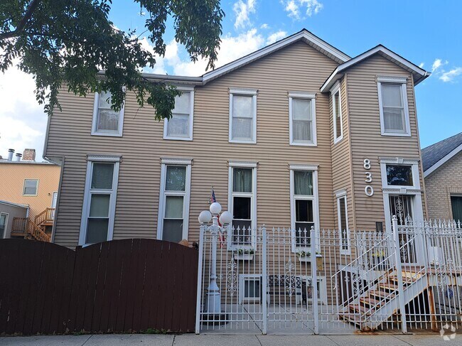 Building Photo - 830 W 37th St
