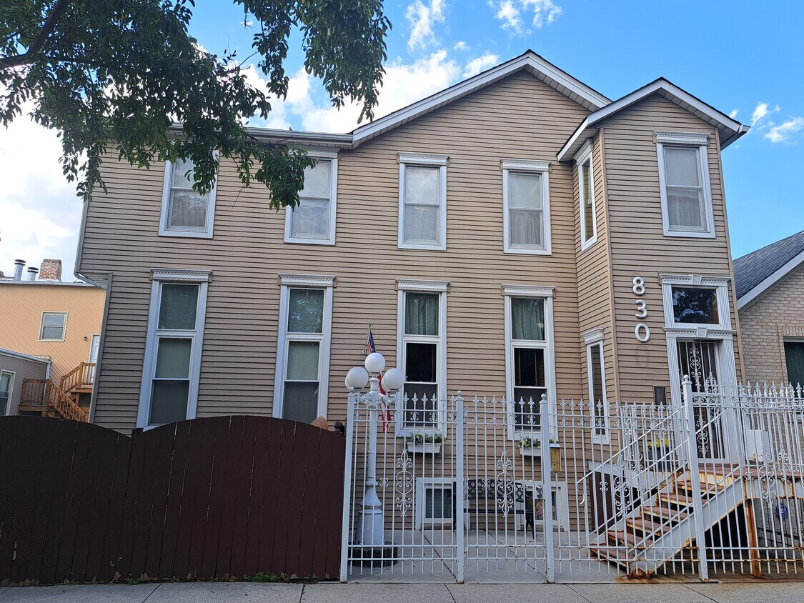 Foto principal - 830 W 37th St
