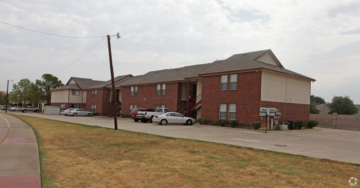 Davis Plaza Apartaments - Davis Square Apartments