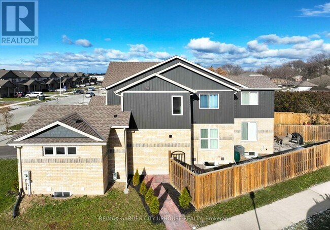 Photo du bâtiment - 11 Manhattan Ct.