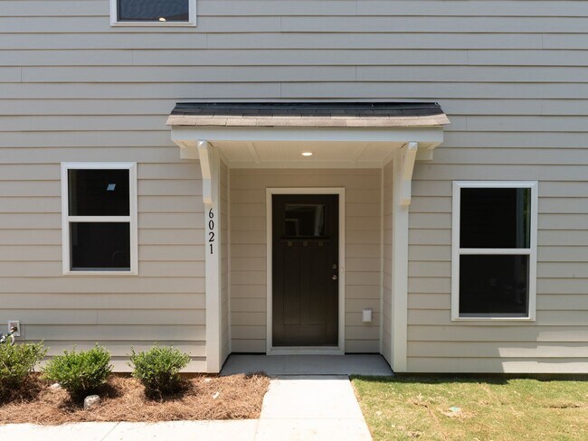 Foto del edificio - Brand New End-Unit Townhome in Popular Cha...