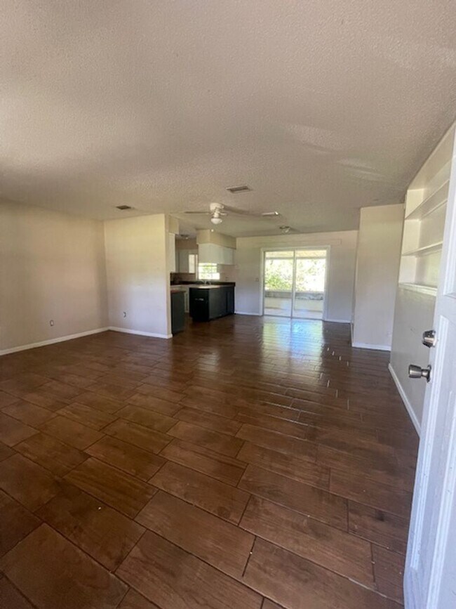 Foto del edificio - 3 Bed 2 Bath Home | Pet Friendly | Washer Dryer Hook Ups | Section 8 Welcome - New floors coming ...