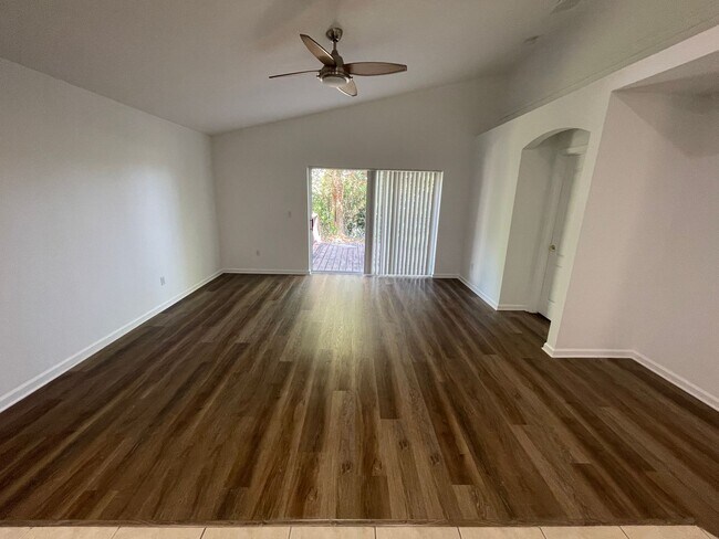 Building Photo - 3 Bedroom/2 Bathroom SFH in Lake Griffen E...