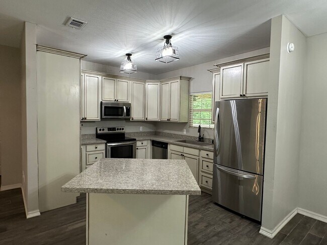 Foto del edificio - Newer Construction Home in Orangefield