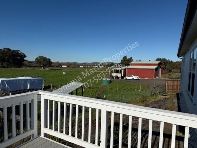 Foto del edificio - Great Single Level Home in the Country ~ West Petaluma ~ 2bd/2ba with Large Bonus Room